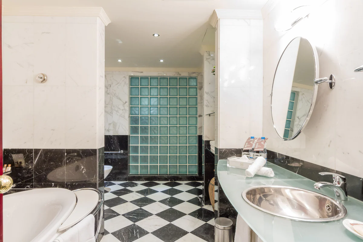 سرویس بهداشتی و حمام هتل گرند اکسلسیور دیره